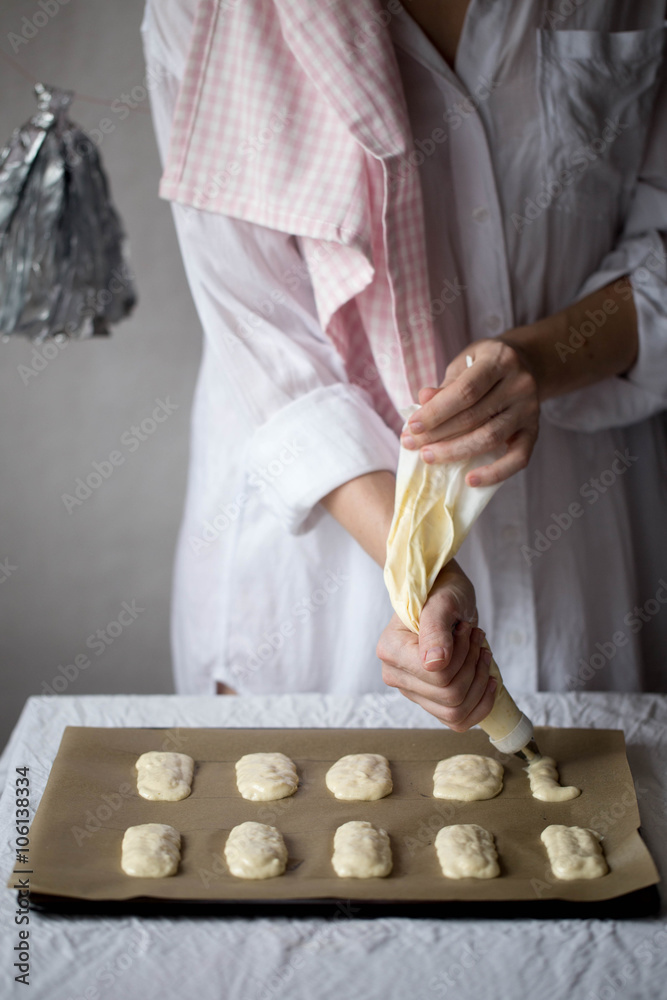 Obraz premium girl prepares biscuits for tiramisu