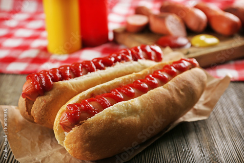 фотографія Hot dogs on wooden background closeup