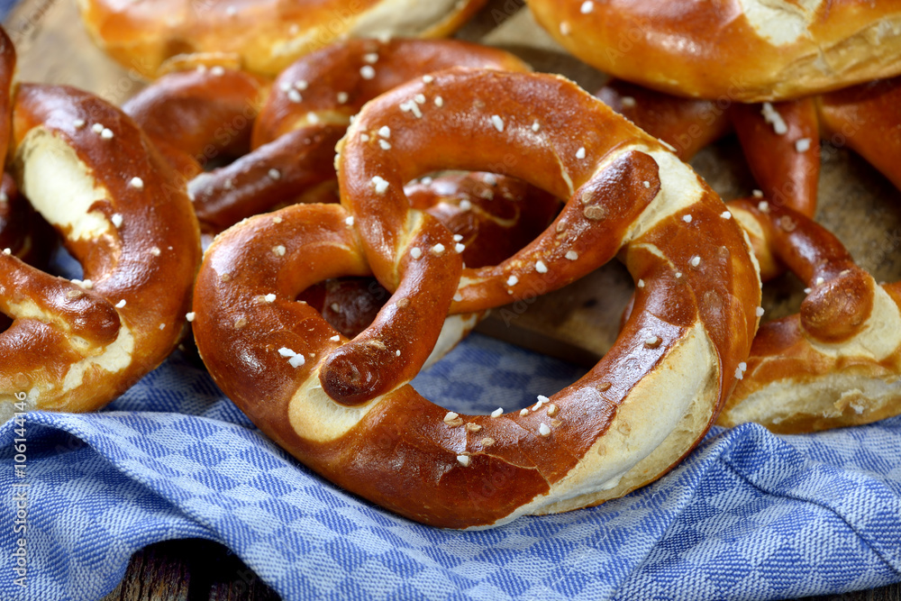 Frische, handgemachte bayerische Brezen vom Bäckermeister - Fresh handmade Bavarian pretzels from the domestic master baker Frische, handgemachte bayerische Brezen vom Bäckermeister - Fresh handmade Bavarian pretzels from the domestic master baker