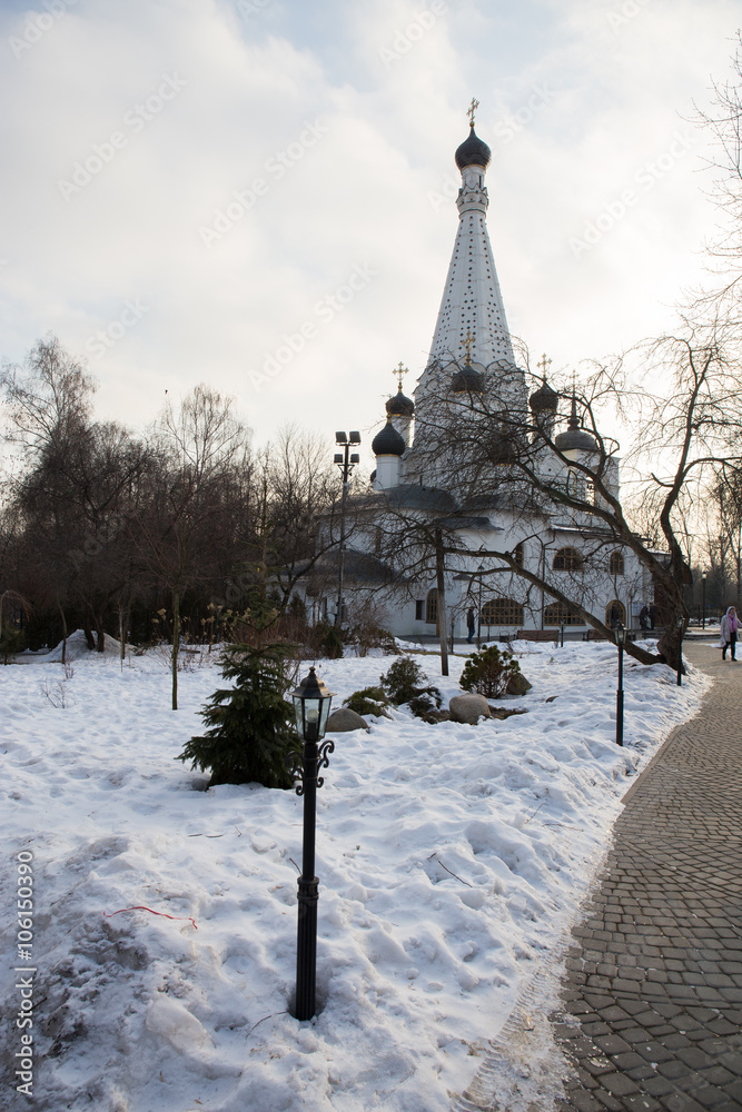 Старая церковь в московском парке. Зима. Россия.