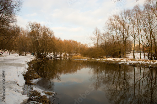 Панорама реки и деревьев в зимнем городском парке. Москва. Россия.
