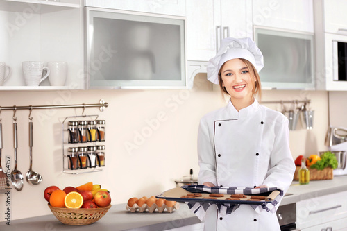 Young woman with pan of cho...