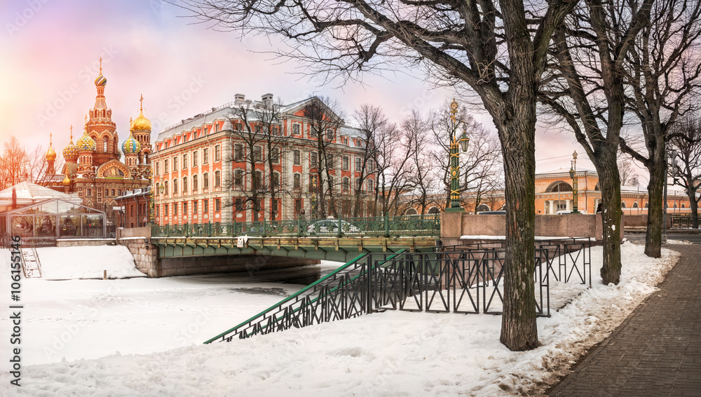 Obraz premium Зимняя прогулка вдоль Мойки Winter walk