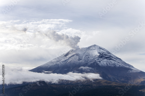 Popocatepetl Vulkan in Mexiko im Sommer photo