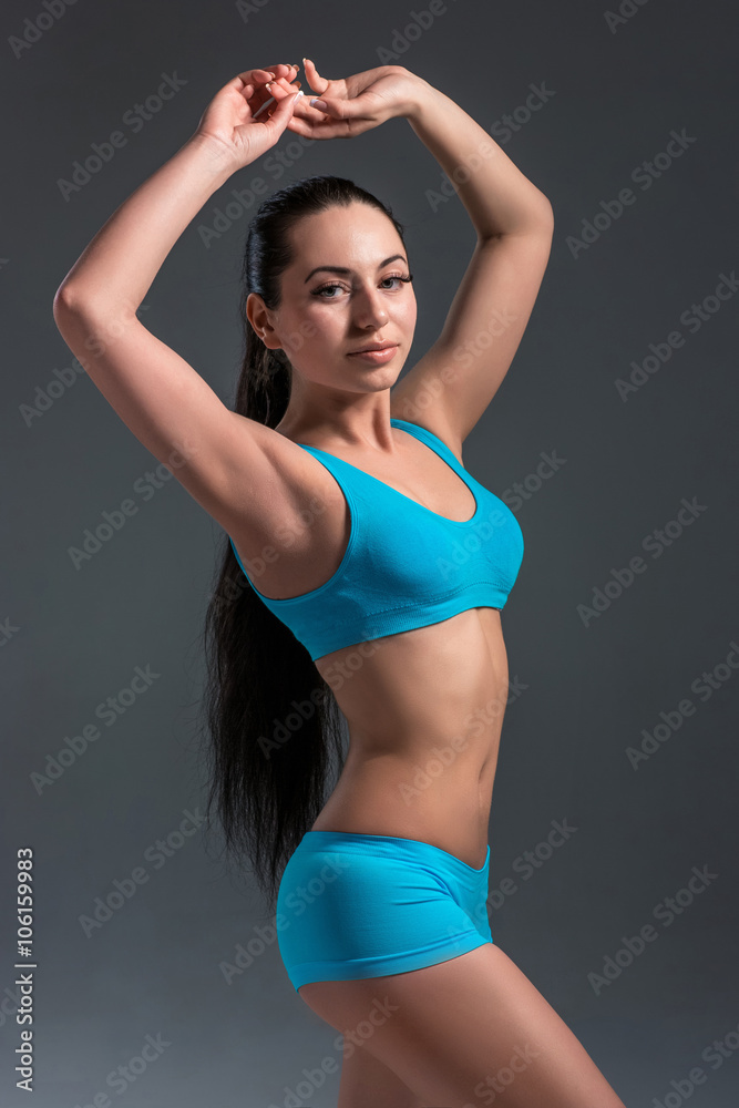 Obraz premium Muscular young woman athlete standing