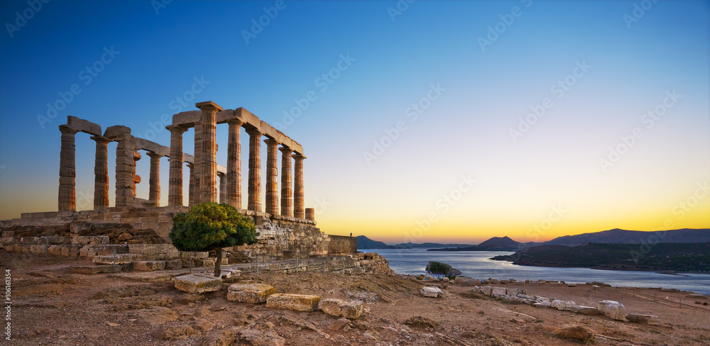 Fototapeta premium Grecja. Cape Sounion - Ruiny starożytnej greckiej świątyni Posejdona po zachodzie słońca