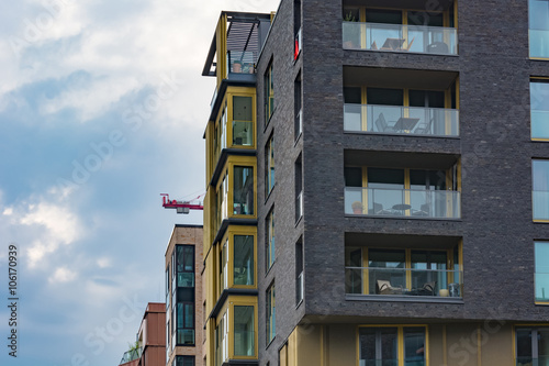 Tableau sur toile Apartements along river Elbe in Hafencity Hamburg Germany