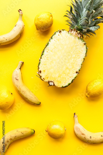 naturalny-ananas-banany-i-cytryny-na-zoltym-tle