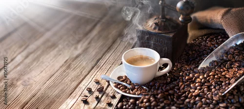 Obraz Dzień dobry zaczyna się od dobrej kawy - poranne światło oświetla tradycyjne espresso