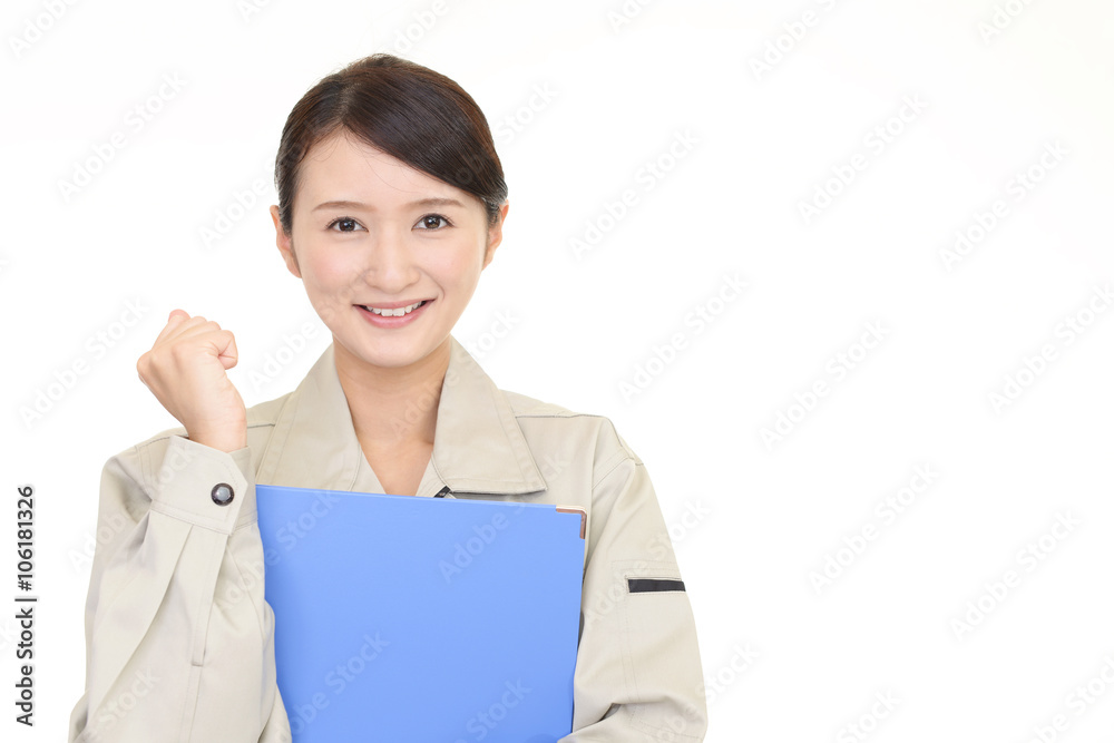 ガッツポーズの女性作業員