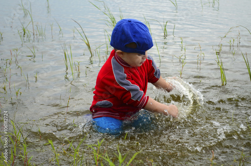 Fototapeta Naklejka Na Ścianę i Meble -  little boy playing with water