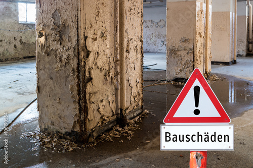 Achtung Bauschäden Schild photo