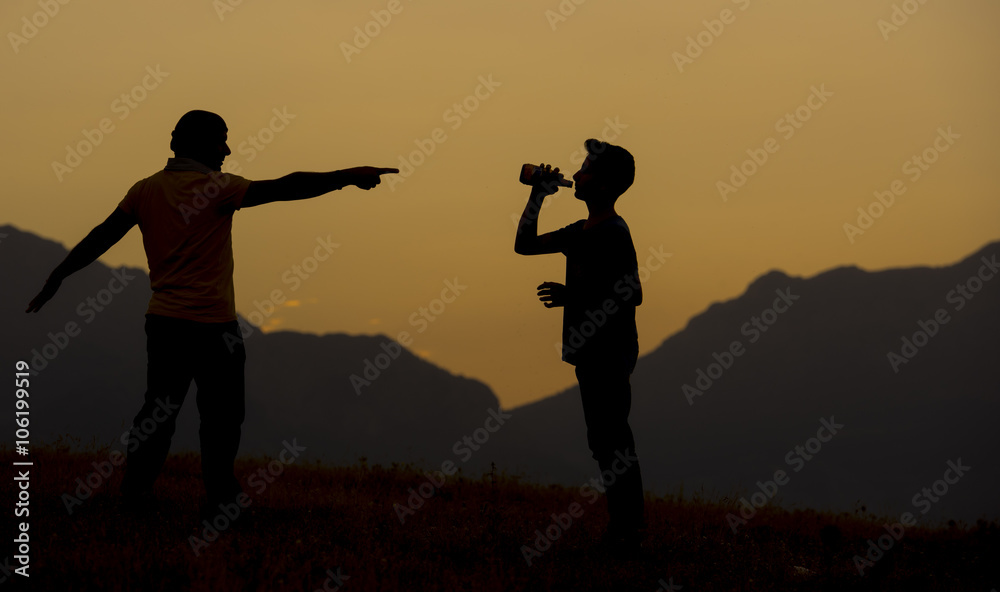 Fototapeta premium babanın oğluna içki yasağı