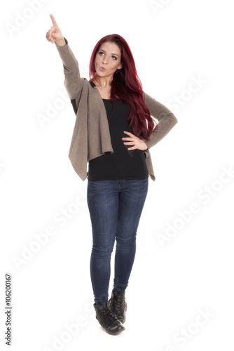 Frau mit roten Haaren zeigt mit dem Finger nach oben