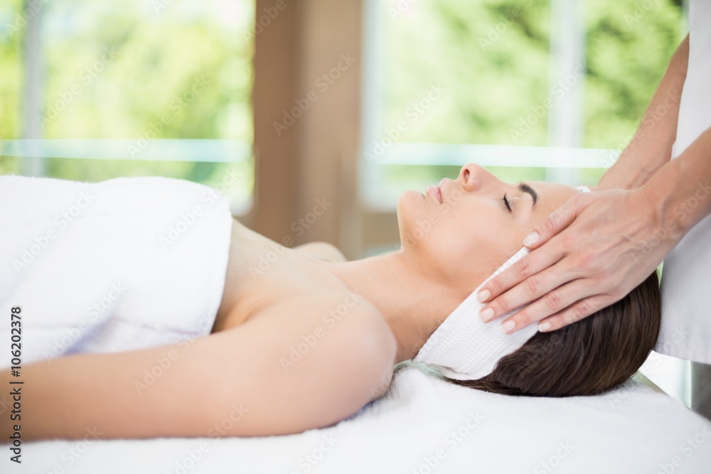 Obraz premium Side view of woman receiving massage