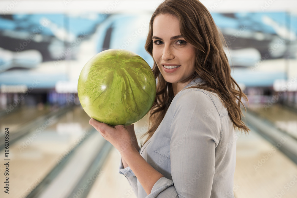 Fototapeta premium Portrait of woman before pushing a ball
