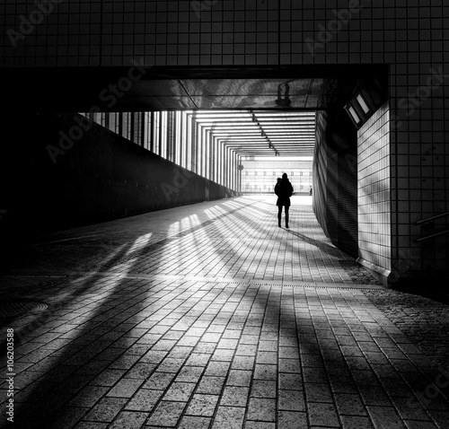 Obraz na płótnie Woman in a Tunnel w salonie