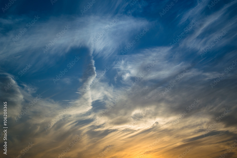 Fototapeta premium zachód słońca na wieczornym niebie