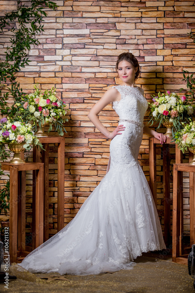 Fototapeta premium нежная невеста в белом платье