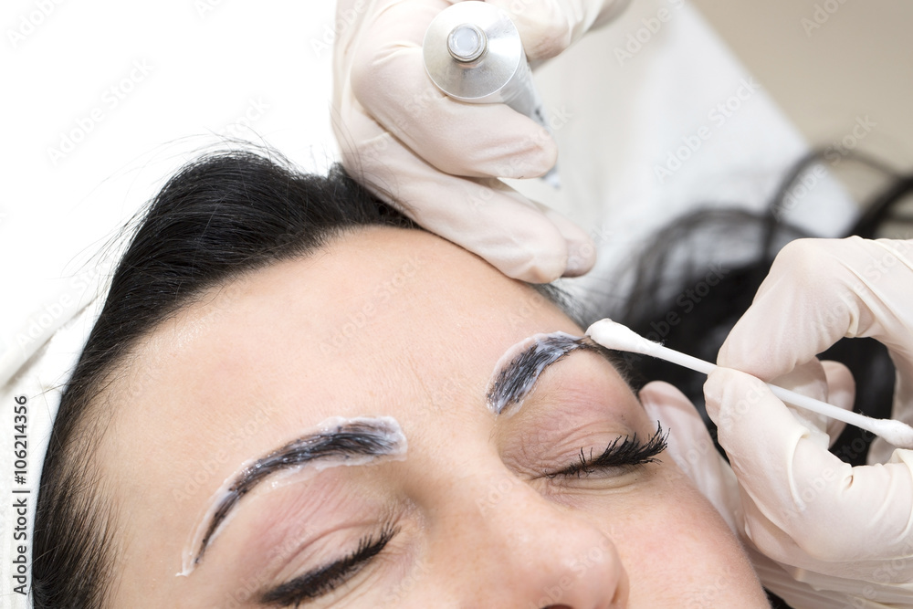 Mikrobleyding eyebrows workflow in a beauty salon Mikrobleyding eyebrows workflow in a beauty salon