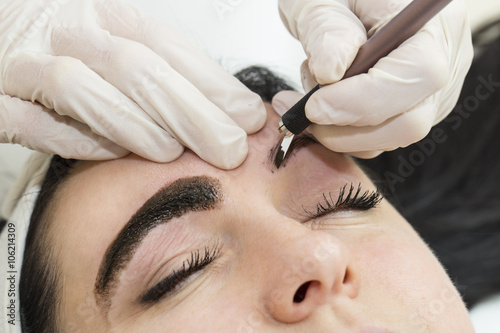 Mikrobleyding eyebrows workflow in a beauty salon