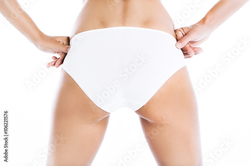 fesses de femme mince en culotte blanche photo