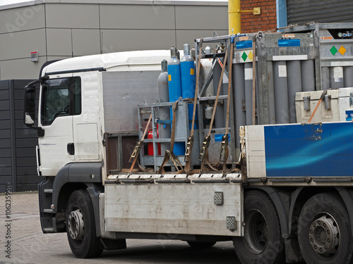 LKW mit technischem Gasflaschen und Sauerstoff beladen