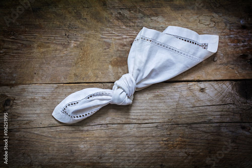 Fotografia reminder, knot in handkerchief of white cloth on a rustic wooden background