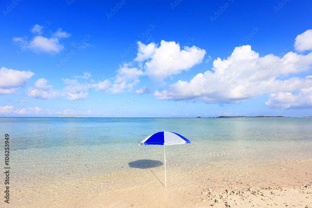 美しい沖縄のビーチと夏空