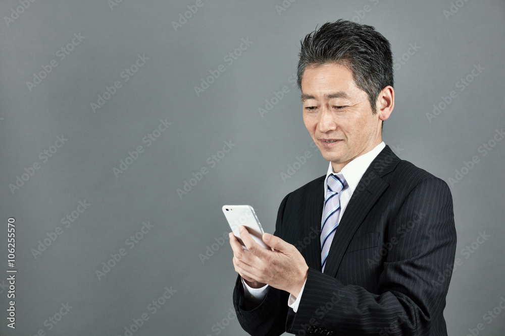 携帯電話を使うビジネスマン 携帯電話を使うビジネスマン