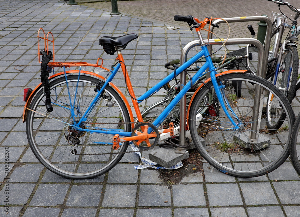 Vélo orange et bleu