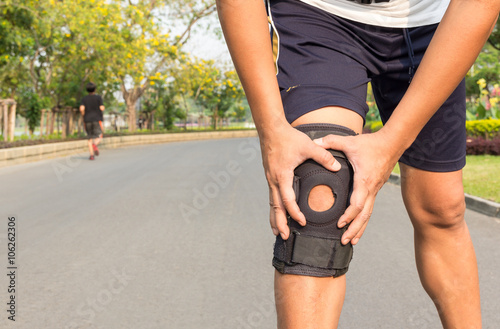 Foto close up of knee support brace on leg at public park