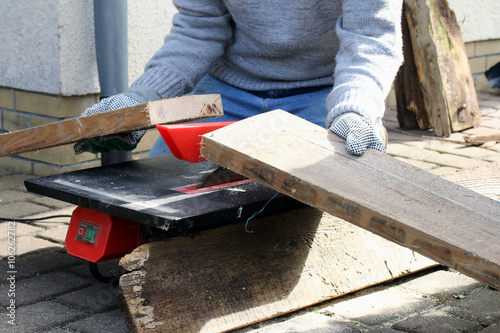 Britt mit Kreissäge durchgesägt, Heimwerker photo