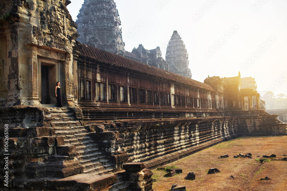 Naklejka premium Słynny punkt orientacyjny Kambodży. Największy na świecie pomnik religijny, kompleks świątynny Prasat Angkor (Nokor) Wat, Siem Reap. Starożytna architektura Khmerów. Atrakcja turystyczna, cel podróży w Azji. Dziedzictwo