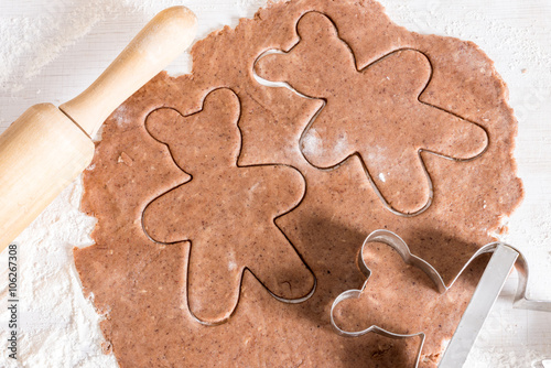 Obraz na płótnie baking cookies, teddy bear shaped gingerbread cookies