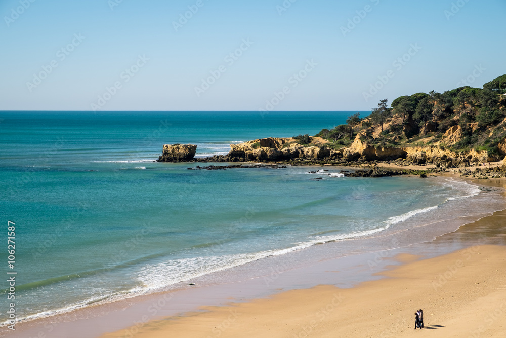 Blauer Himmel und Meer in Portugal