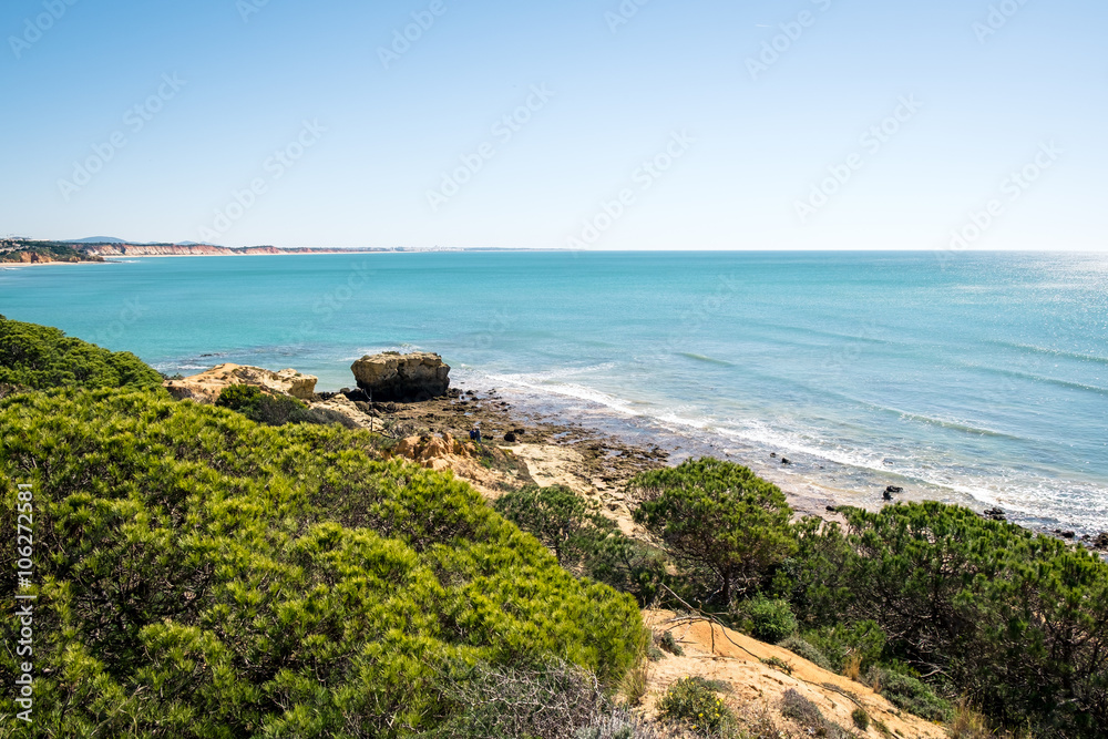 Küstenlandschaft am Atlantik mit blauen Himmel, Portugal