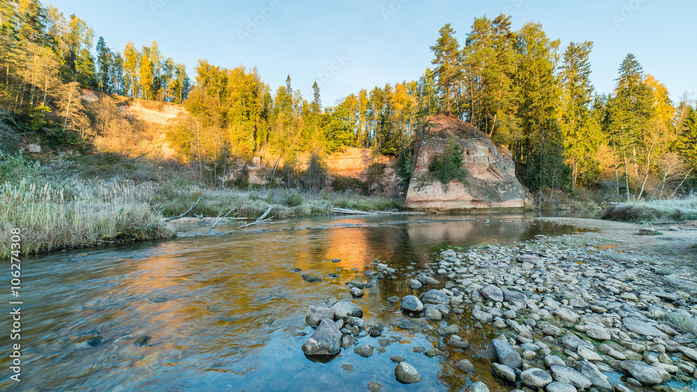 Obraz premium klify z piaskowca w parku narodowym Gauja