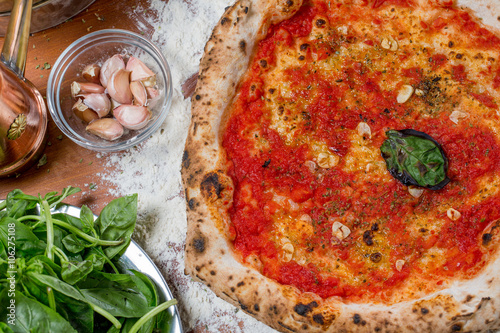 Φωτογραφία Traditional italian pizza with tomato sauce, garlic and basil, o