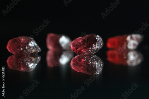 Canvastavla Natural crystals of garnet