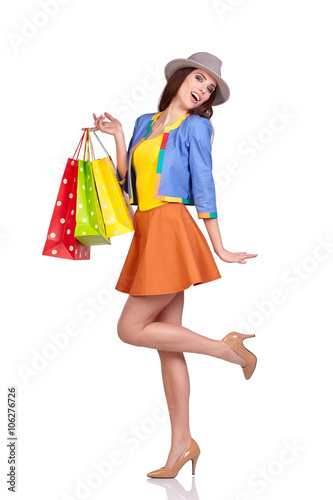Casual style woman hold shopping bag. Studio female isolated por