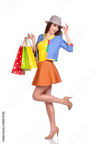 Casual style woman hold shopping bag. Studio female isolated por