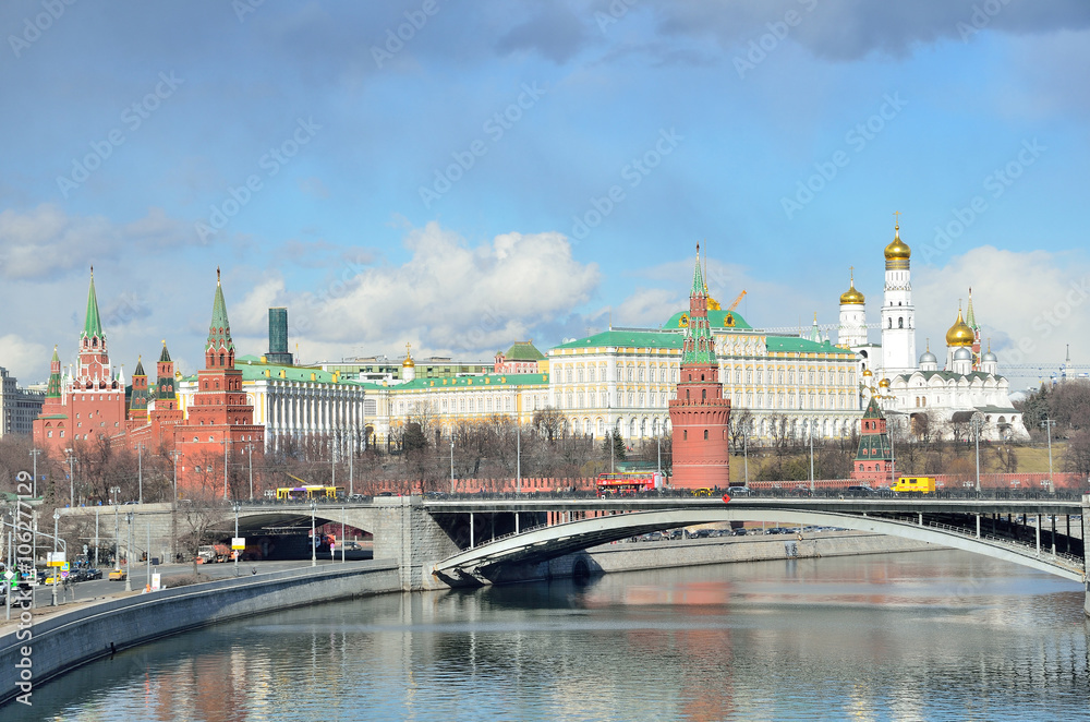 	Россия, Московский Кремль в облачный день