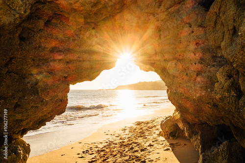 Urlaub mit Sonne in Portugal am felsigen Strand