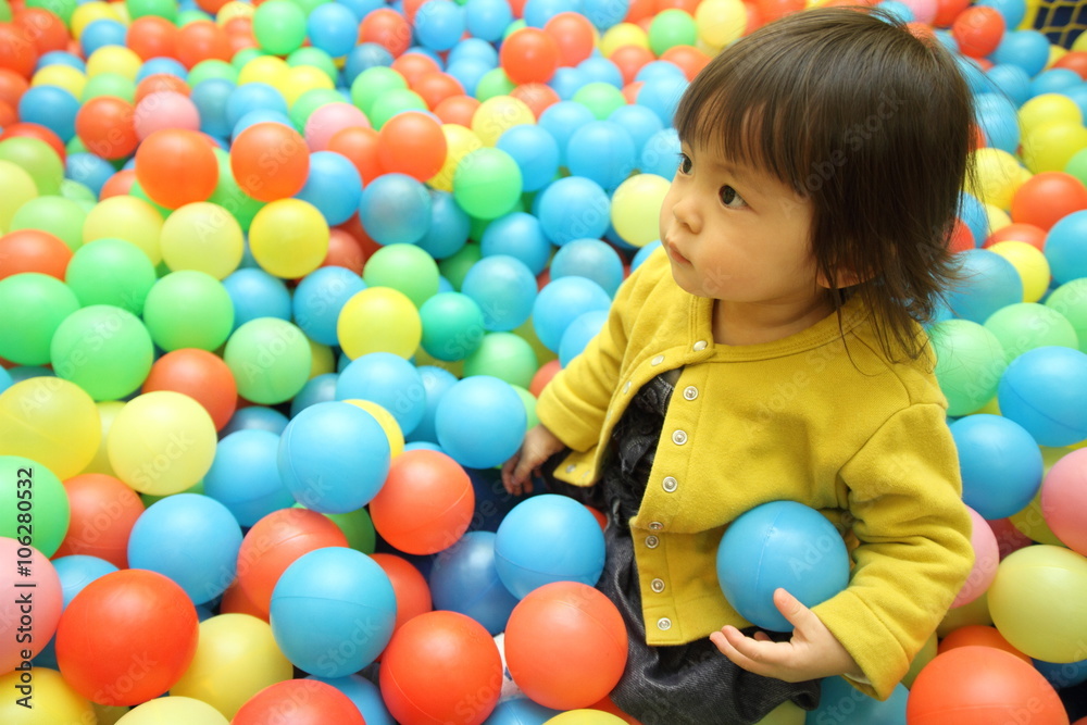 ボールプールで遊ぶ赤ちゃん 1歳児 Stock 写真 Adobe Stock