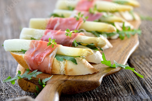 Canapes mit weißem Spargel und italienischem Prosciutto - Canapes with white asparagus and Italian prosciutto