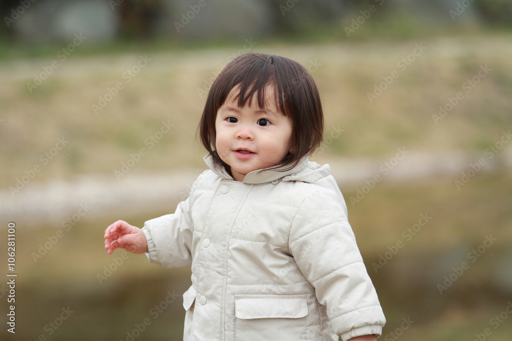 公園をお散歩する赤ちゃん(1歳児) 公園をお散歩する赤ちゃん(1歳児)