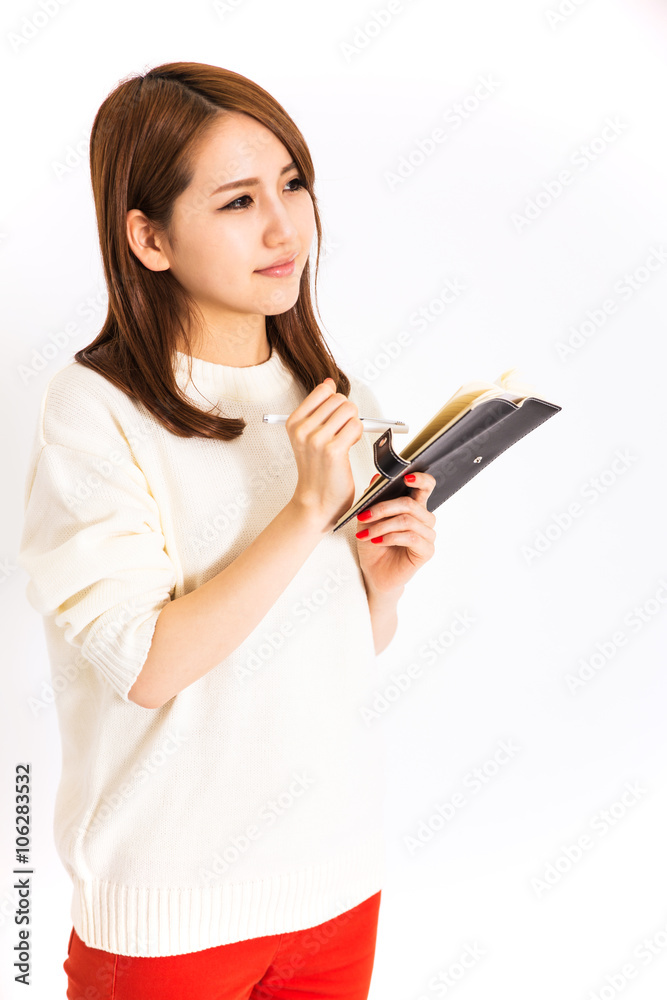 手帳を持つ女性 手帳を持つ女性