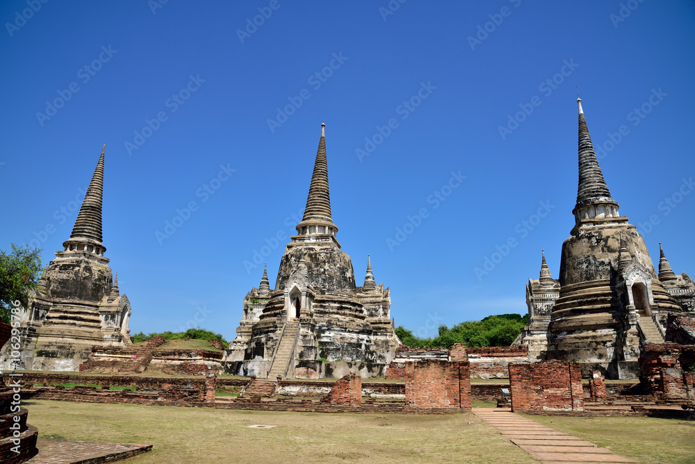 Fototapeta premium Three Chedis