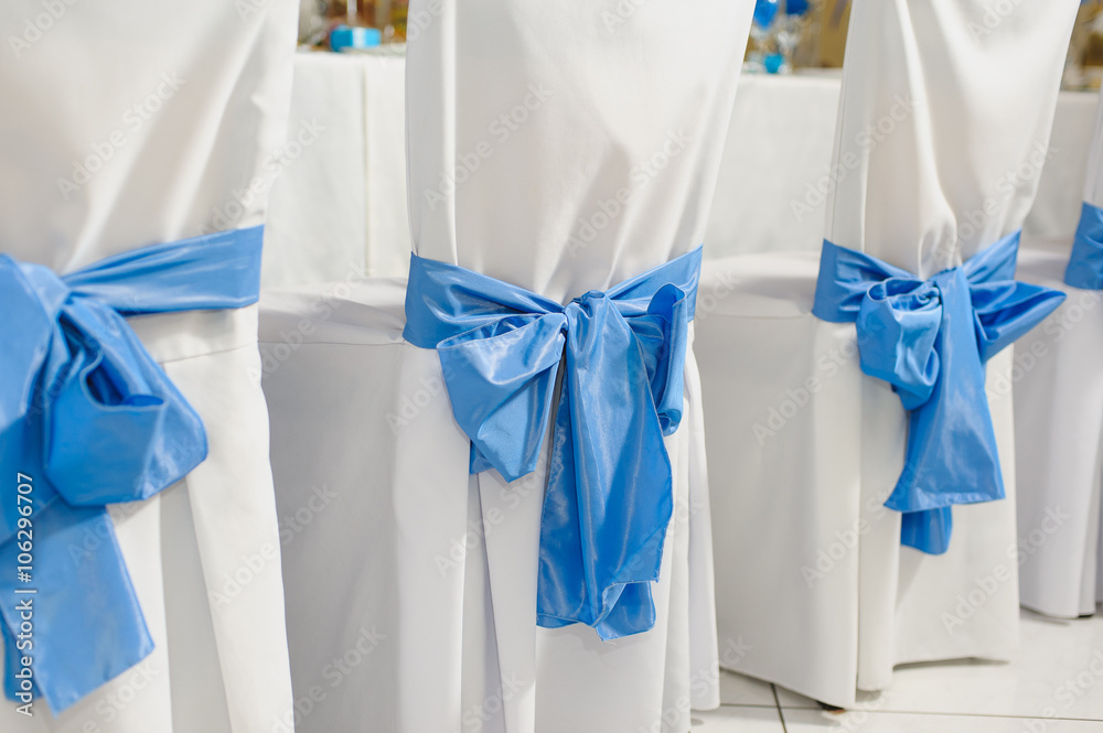 chairs with white covers and blue bow chairs with white covers and blue bow